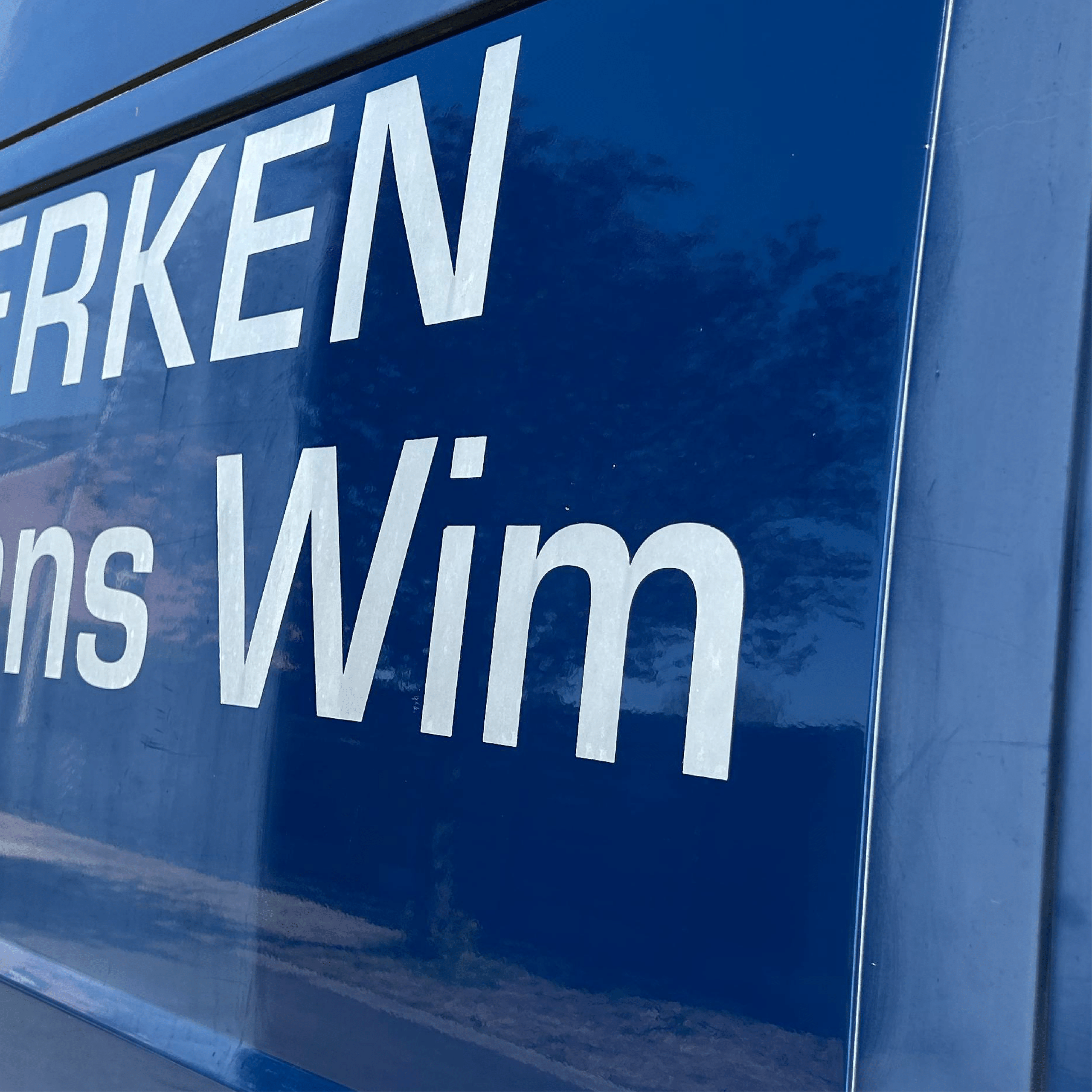 Linkse kant is behandeld, rechtste kant van witte lijn is onbehandeld.